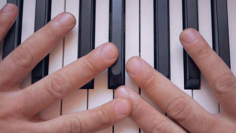 mãos tocando piano