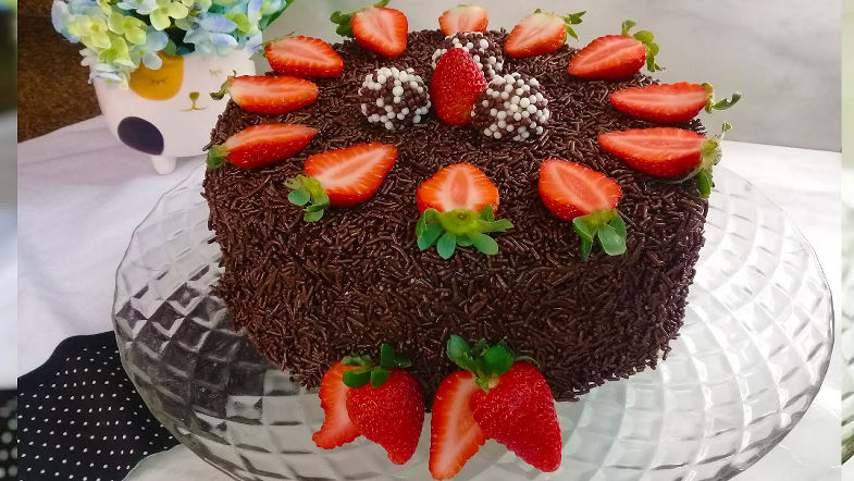 Como fazer Bolo de Aniversário de última hora! Bolo Brigadeiro - Super fácil. Não precisa prensar!