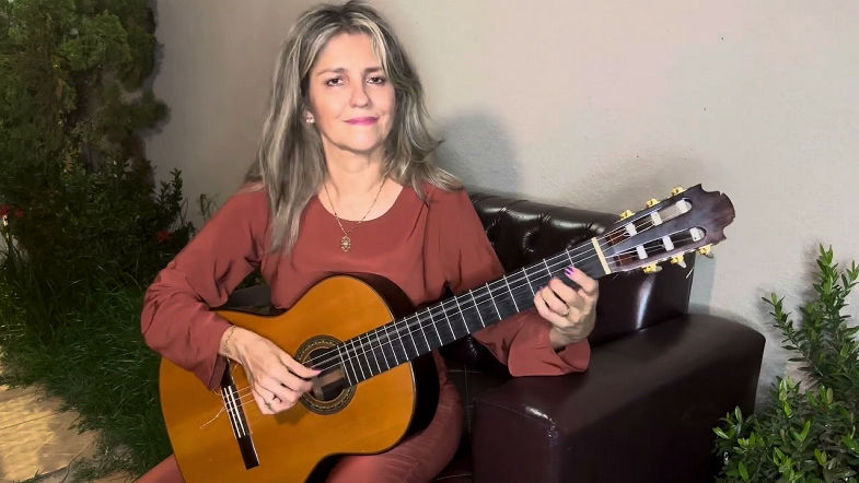 Cíntia (Urany Larangeira) - Carmem Di Novic